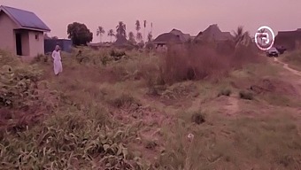Hausa Fulani Szépség Pénzért Cserébe Kézimunkát Ad Oga Bang Autójában