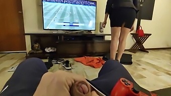 Heiße Stiefmutter Gibt Dem Sohn Ihres Freundes Einen Harten Blowjob Und Bekommt Sein Sperma In Sich