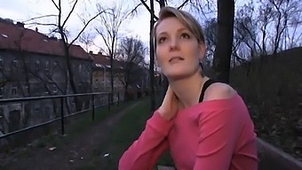 Meggie Nyilvános Ügynök Szex A Pénzért Forgatókönyvet Folytat Egy Templom Mögött