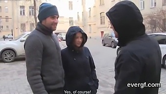 Egy Férfi Pénz Nélkül Hagyja, Hogy Vonzó Partnere Pénzért Szexeljen Egy Másik Személlyel, Beleértve A Volt Barátnőjét És Egy Csinos Kiscicát.