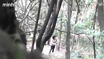 아빠가 숲에서 일본 창녀와 섹스합니다