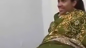 Desi-Teen Wird Beim Dreier Mit Tantchen Und Anderen Frech