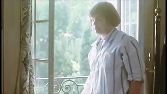 Reife Vintage-Mutter Schließt Sich Dem Teenager Für Ein Bad An