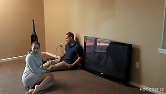 A Voluptuous Latina Spouse Engages In Sexual Activity With A Technician Whilst Her Husband Is Overseas.
