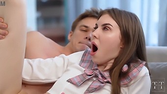 애니메이션 여자가 이 핫한 비디오에서 정액을 받습니다