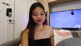 Abby2634의 웹캠 쇼는 젖은 양털과 유혹적인 퍼포먼스를 선보입니다
