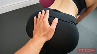 Nézd, Ahogy Egy Forró Tornaterem Csaj Szűk Seggét Megbasszák És Teleélvezik Hd-Ben