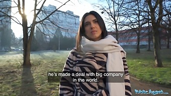 Brünette College-Studentin Erlebt Erstaunlichen Öffentlichen Sex In Pov-Video