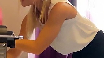 Tiffany Leiddi, Egy Szobalány, Találkozik Egy Vendéggel Szexuális Találkozásra Egy Szállodában