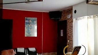 A Feleségem Pénzt Keres Azzal, Hogy Szexel Egy Fiatal Idegennel.