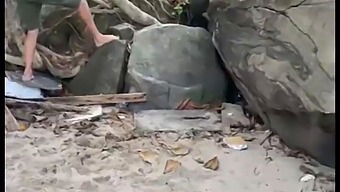 Eine Strandparty Wird Zu Einer Wilden Orgie Mit Mehreren Partnern