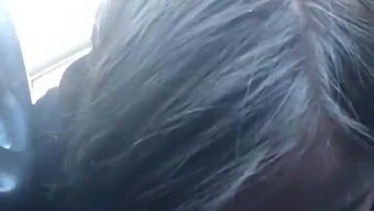 Eine Brünette Teenagerin Gibt Ihrer Lesbischen Freundin Unterwegs Einen Erstaunlichen Handjob