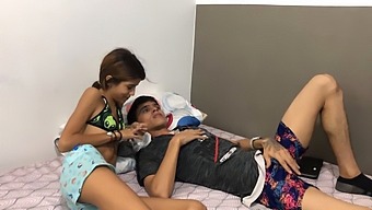 Fiatal Tini Csintalankodik A Bátyjával Egy Amatőr Pornóvideóban