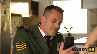Érett És Fiatal Európai Pár Vesz Részt Forró Szexben.