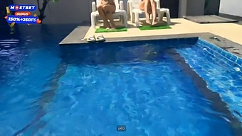 Zwei Heiße Studenten, Alexa Und Ihre Freundin, Haben Eine Lustige Orgie Mit Den Poolreinigern.