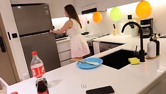 Geburtstagstorte Und Harter Sex In Der Küche Mit Der Mutter Meines Freundes.