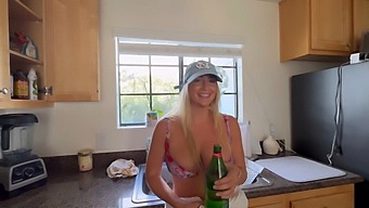 Schöne Blondine Wird Heiß Und Dampfend Mit Dem Nachbarn, Während Der Ehemann Weg Ist.